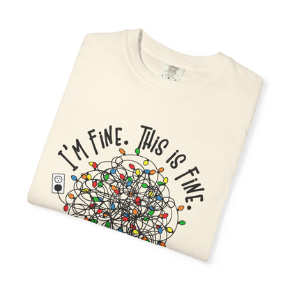 🎄 T-shirt unisexe teint en pièce « Je vais bien » (Lumières de Noël) - TC115