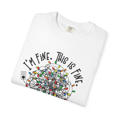 🎄 T-shirt unisexe teint en pièce « Je vais bien » (Lumières de Noël) - TC115