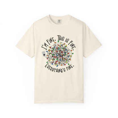 🎄 T-shirt unisexe teint en pièce « Je vais bien » (Lumières de Noël) - TC115