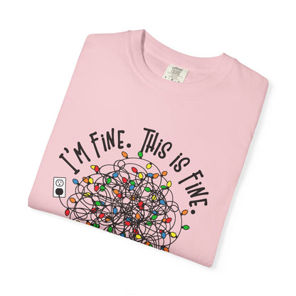 🎄 T-shirt unisexe teint en pièce « Je vais bien » (Lumières de Noël) - TC115